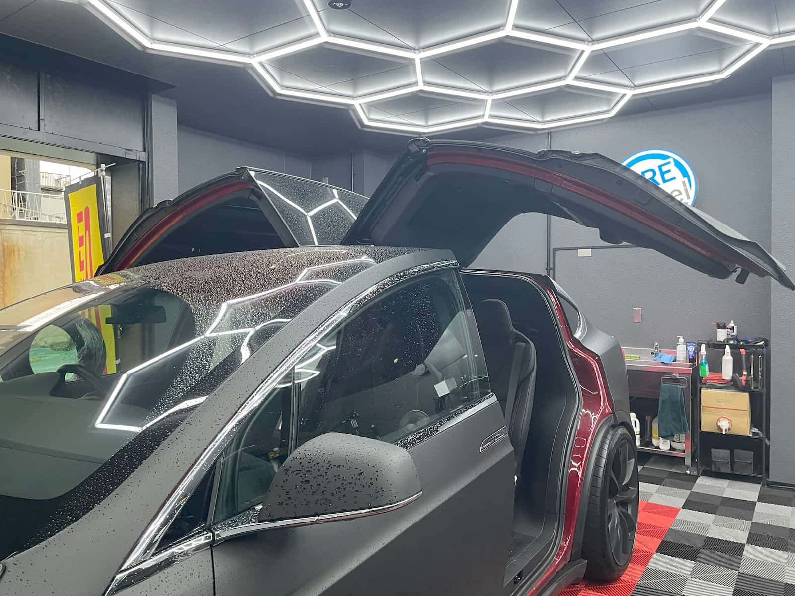 テスラ車特有のファルコンウィングドア