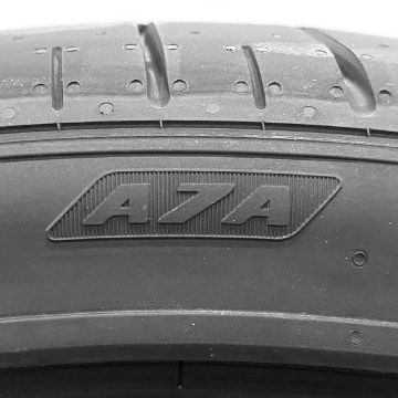 アストンマーティンの承認マーク（A7A）が刻印されたタイヤの写真
