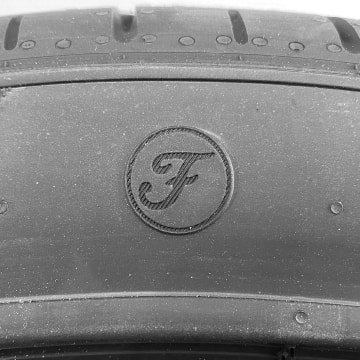フェラーリの承認マーク（F）が刻印されたタイヤの写真