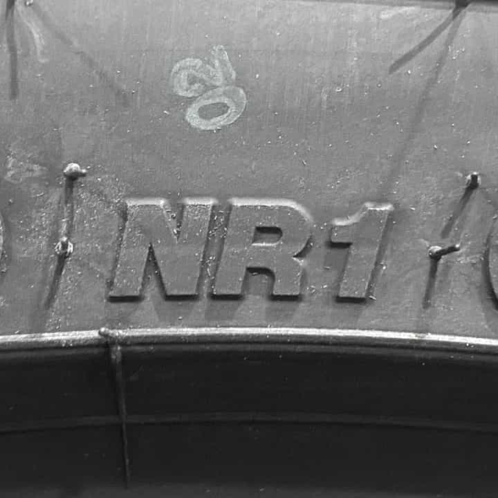 GTRの承認マーク(NR1)が刻印されたタイヤの写真