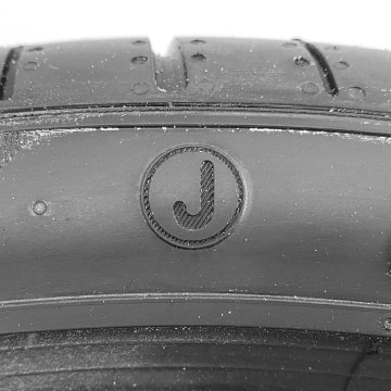 ジャガーの承認マーク（J）が刻印されたタイヤの写真