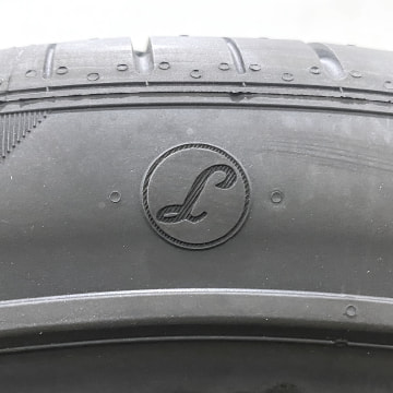 ランボルギーニの承認マーク（L）が刻印されたタイヤの写真
