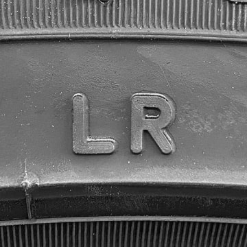 ランドローバーの承認マーク（LR）が刻印されたタイヤの写真