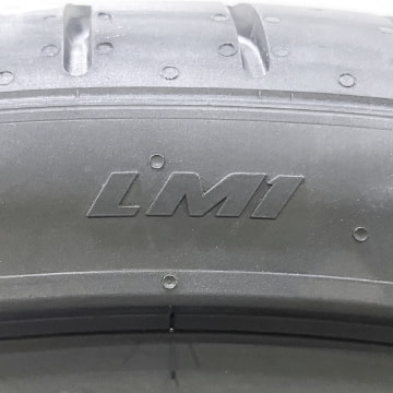 ルシード・モータースの承認マーク(LM1)が刻印されたタイヤの写真