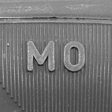 メルセデス・ベンツの承認マーク（MO）が刻印されたタイヤの写真