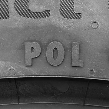 ポールスターの承認マーク（POL）が刻印されたタイヤの写真
