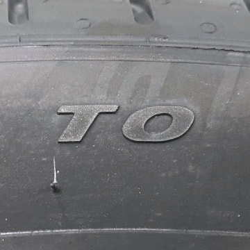 テスラの承認マーク（T0）が刻印されたタイヤの写真