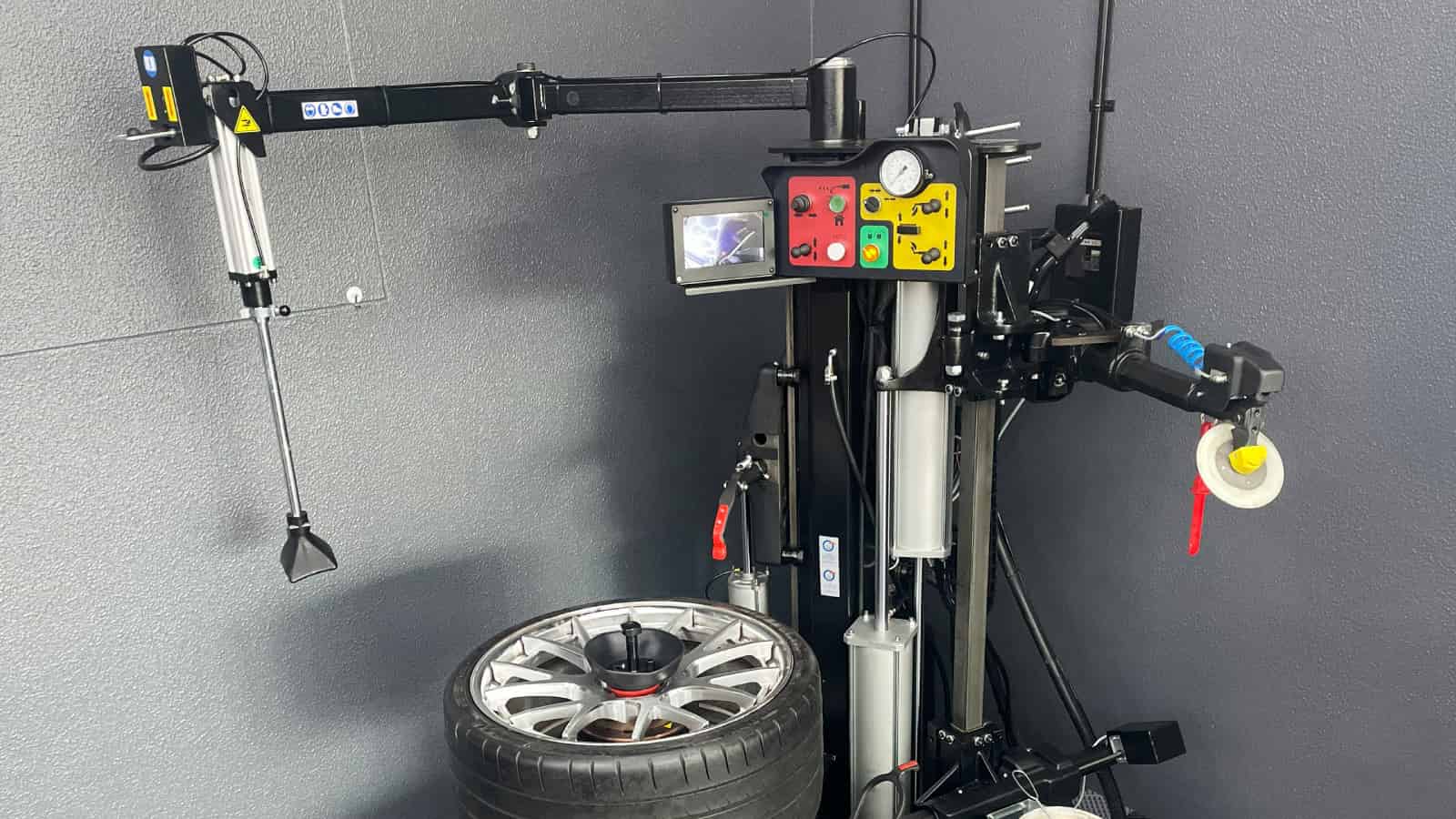 神戸市】タイヤ交換なら TIRE Wheel PREMIUM | 大口径・ユニフォミティ 